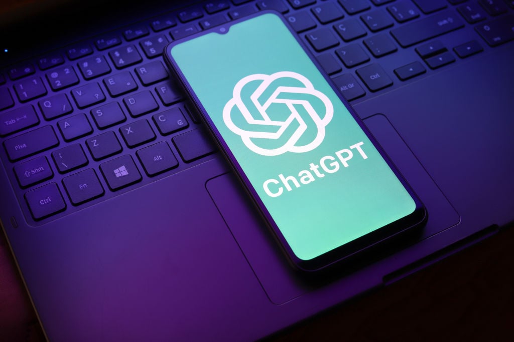 تطورات ChatGPT: من إطلاقه في 2022 إلى شراكات عملاقة وتحديات قانونية في 2025
