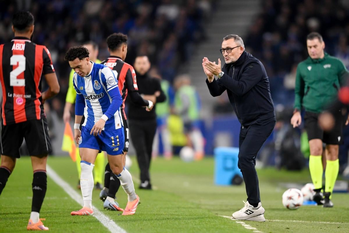 مدرب نيس فرانك هايز يبتكر أساليب تدريب جديدة لإعادة الروح لفريقه بعد الهزيمة