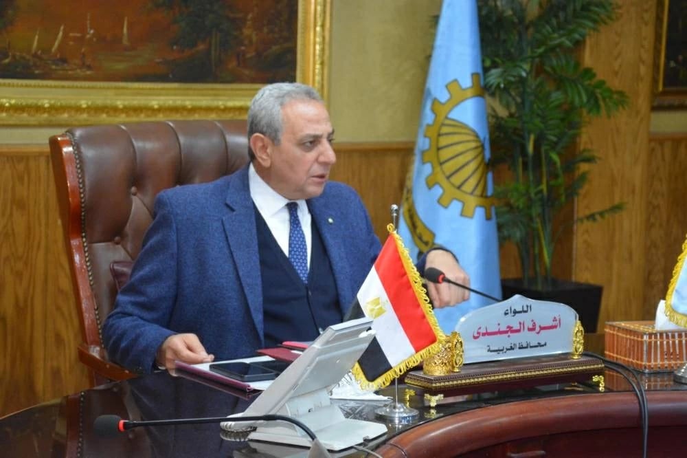 محافظ الغربية يستعرض آليات تقنين مركبات التوك توك ويشدد على تطبيق القانون