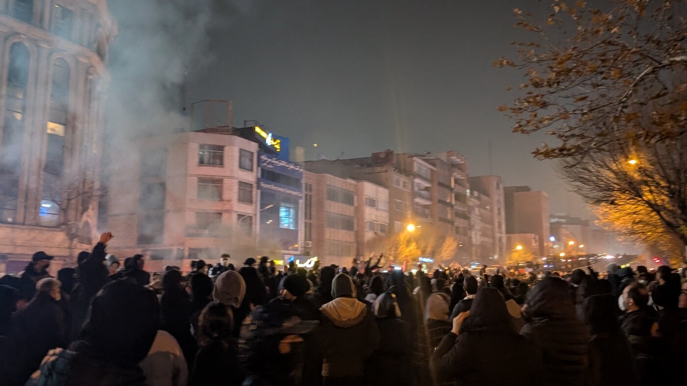 احتجاجات طهران: متظاهرون يتجمعون في شارع الثورة مطالبين بالتغيير