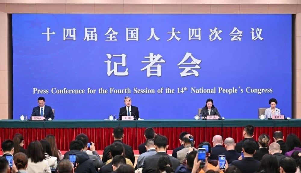 وزير الخارجية الصيني يؤكد خطورة الحرب ويدعو لوقف إطلاق النار في الشرق الأوسط