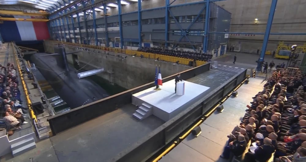 ماكرون يعلن استراتيجية نووية فرنسية جديدة لنشر مؤقت لطائراتها المسلحة نووياً في دول حليفة