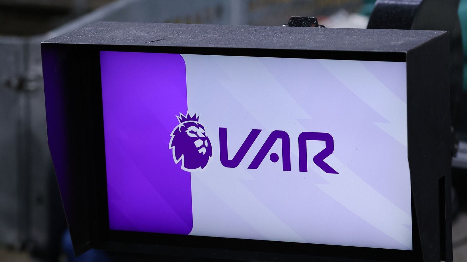 تمديد صلاحيات تقنية حكم الفيديو المساعد (VAR) وتدابير جديدة لمكافحة إضاعة الوقت في كرة القدم