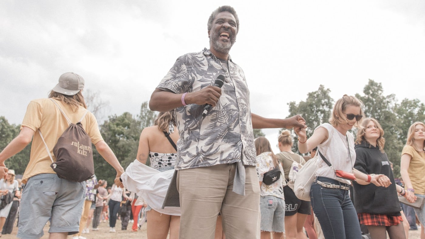 إدغارد غوفيا يقود رقصة دائرية ملهمة في مهرجان PxP ببرلين