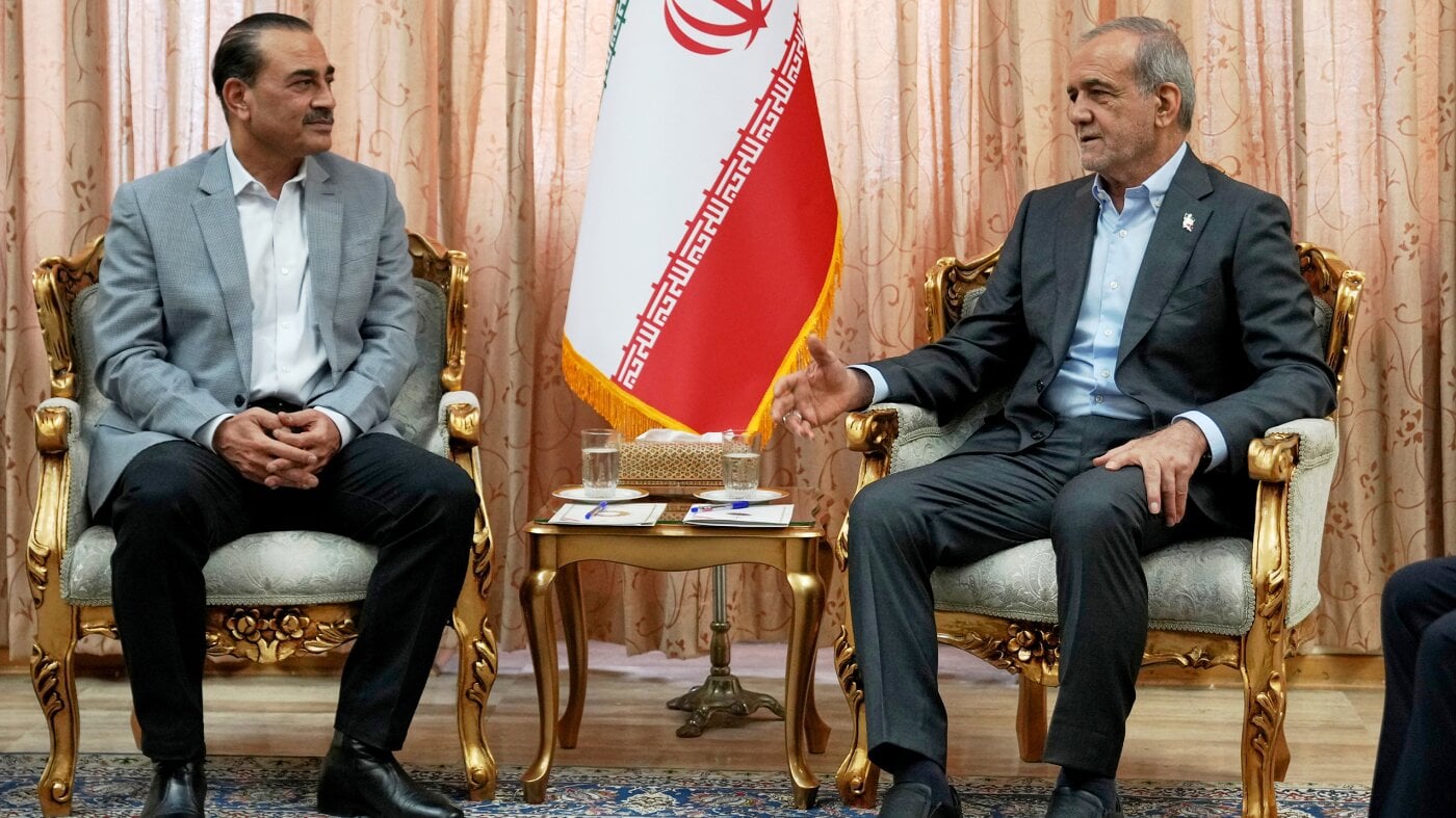 الرئيس الإيراني يلتقي قائد الجيش الباكستاني لبحث تعزيز العلاقات الثنائية والأمن الإقليمي